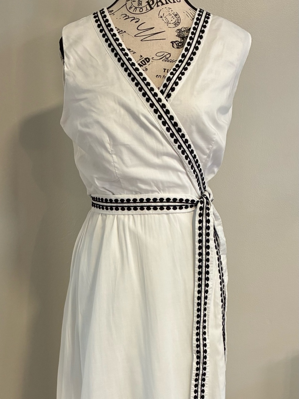 Ann Taylor sleeveless wrap dress in white w/black trim. Size 4 Chc Feminine EUC